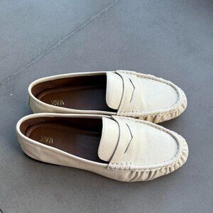Zara Women's Cream and White Loafers